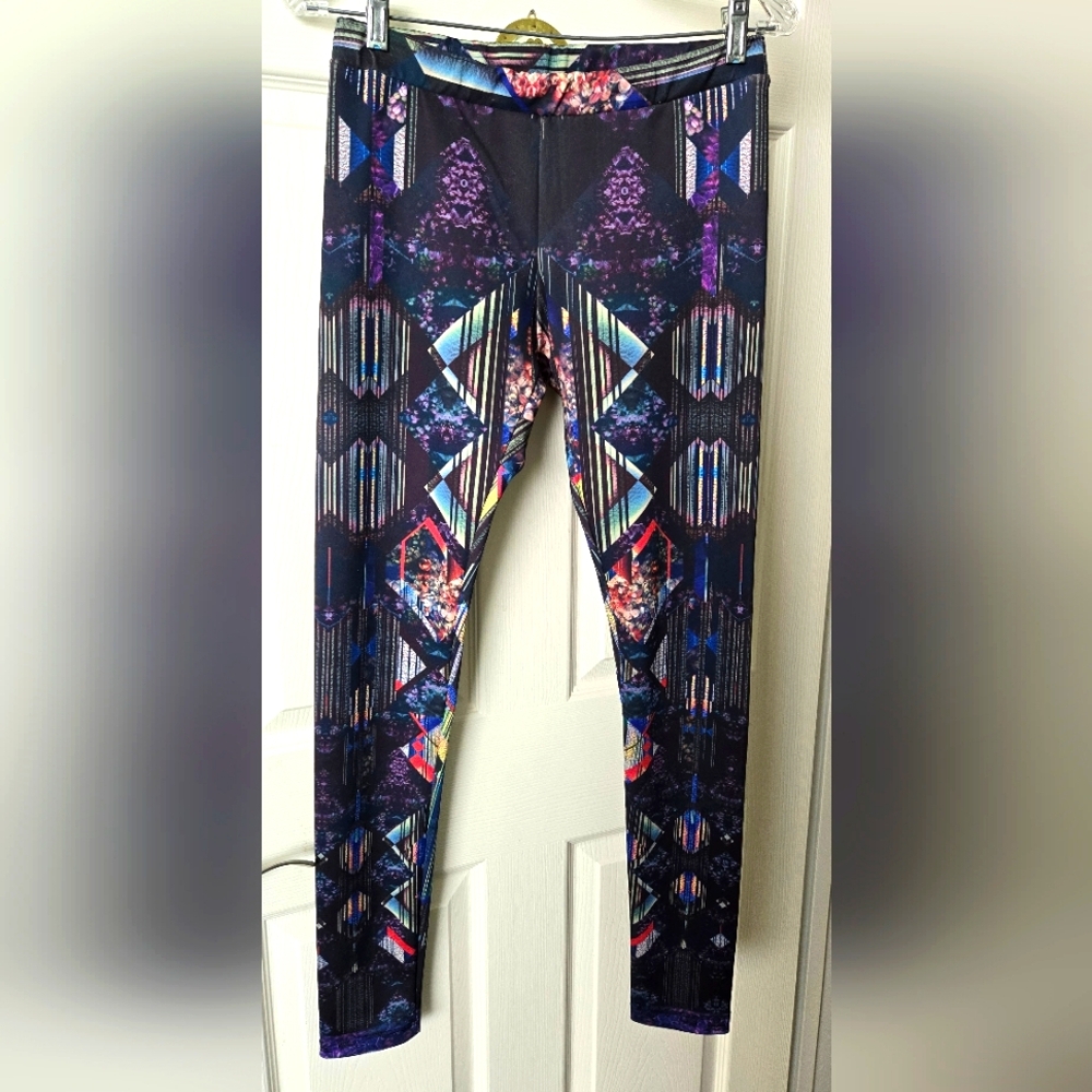 Romeo & Juliet Couture Geometric design Leggings Size Med